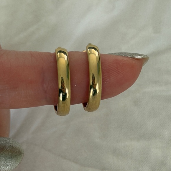 Mejuri 14k Yellow Gold Bold Medium Hoops earrings - Picture 4 of 5